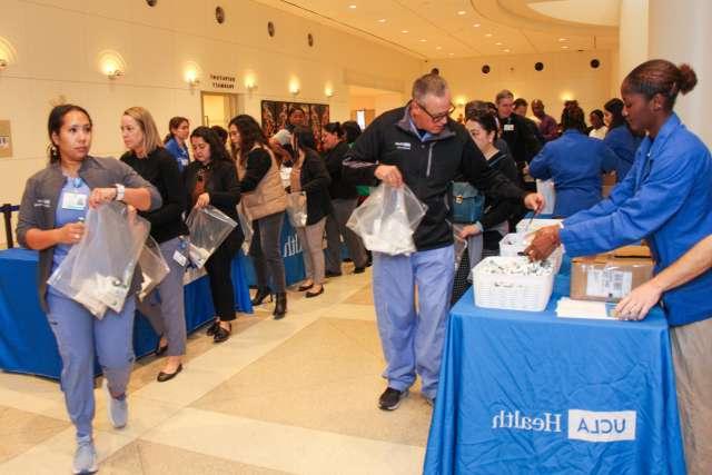 Volunteers assemble hygiene kits at Ronald Reagan UCLA Medical Center, in support of the 首页less Healthcare Collaborative.